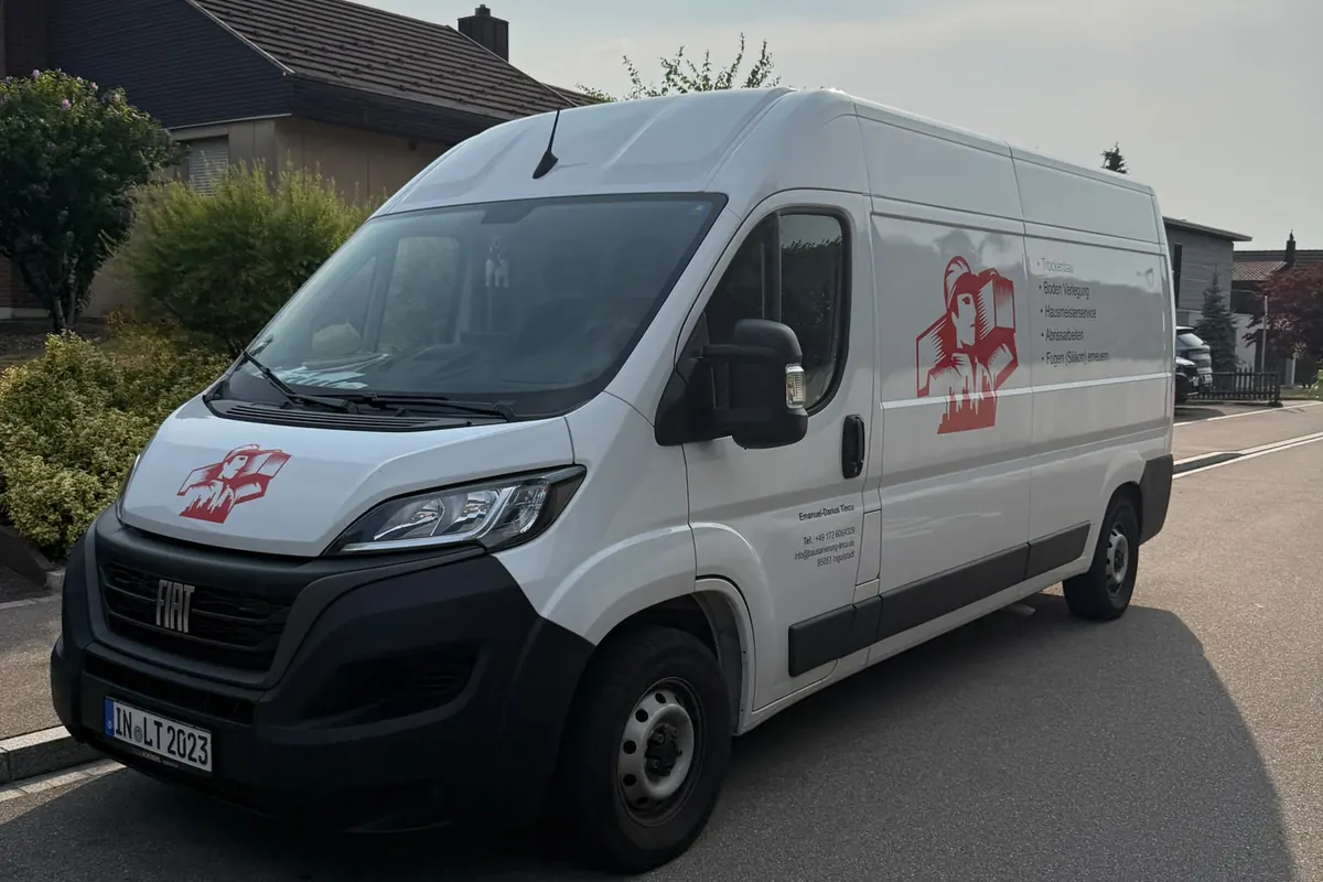 Derselbe Lieferwagen unterwegs zu einer Baustelle