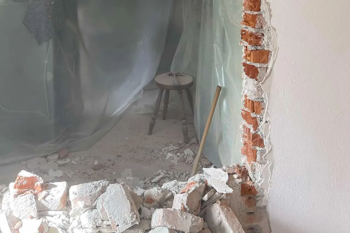 Wanddurchbruch in einer Wohnung, Bauschutt bereit zum Abtransport