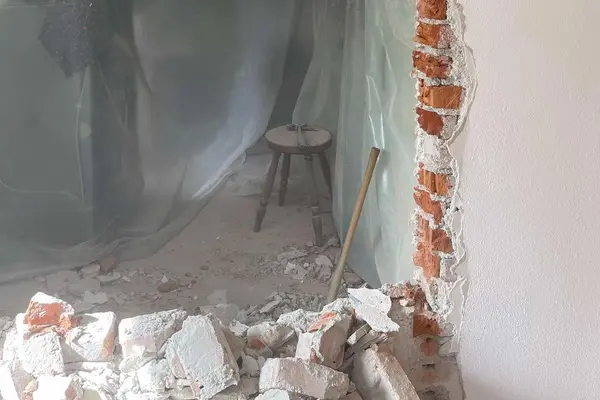 Wanddurchbruch mit Bauschutt vor dem Abtransport