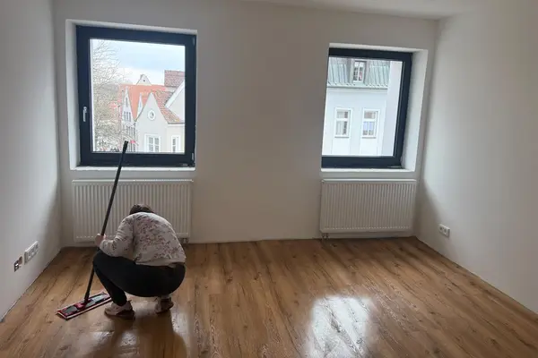 Endreinigung einer frisch renovierten Wohnung vor der Übergabe