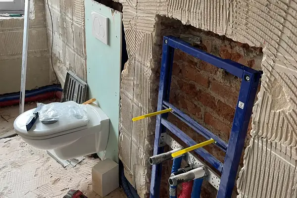 Vorwandinstallation im Bad mit verlegten Sanitärleitungen