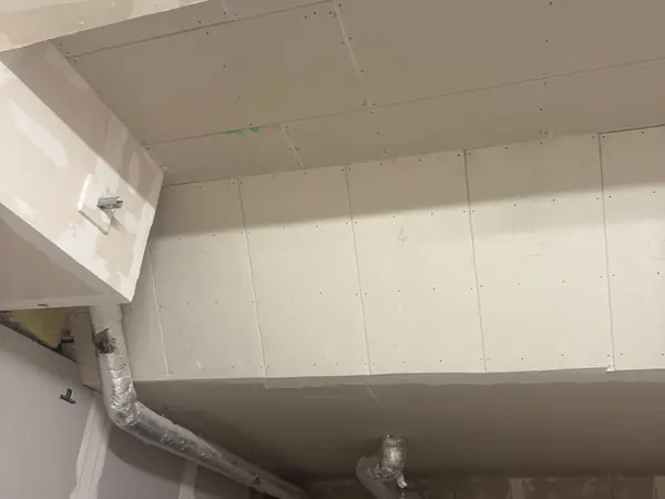 Abgehängte Decke aus Gipsplatten im Trockenbau