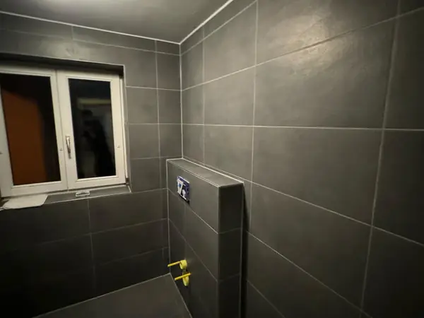 Bad in Anthrazit, Wand und Boden durchgehend geplattet