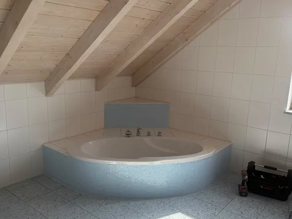 Eingebaute Badewanne unter der Dachschräge