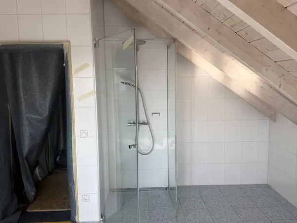 Dachbad mit Glasdusche unter der Dachschräge
