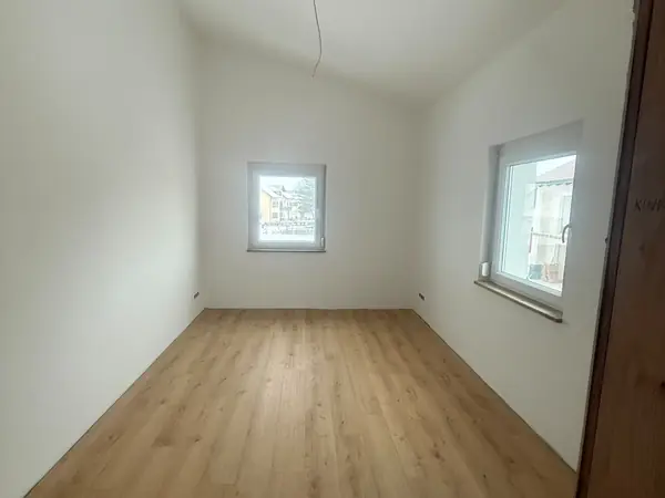 Dachzimmer mit neu verlegtem Eichenboden