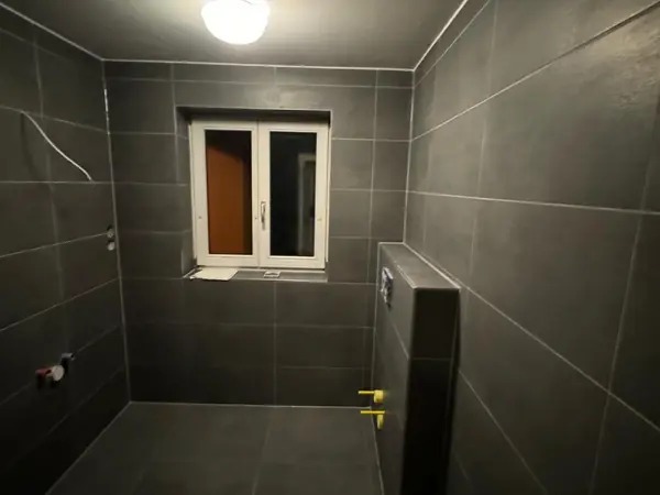 Dusche mit grossformatigen anthrazitfarbenen Platten