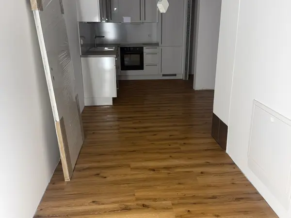 Eichenparkett durchgehend bis in die Küche verlegt