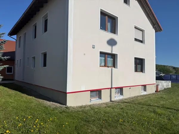 Fertiggestellte Fassade mit neu gestaltetem Sockel