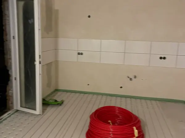 Verlegte Heizungsrohre im Wohnraum vor dem Überdecken