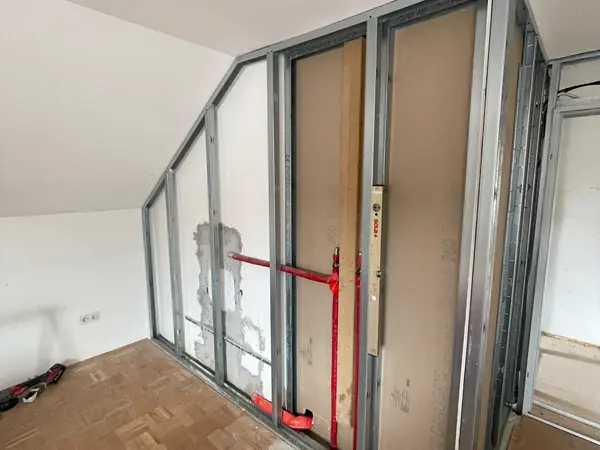 Metallständerwand im Aufbau, noch ohne Beplankung