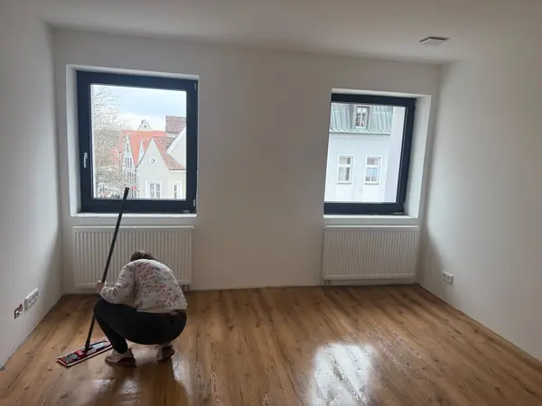 Wohnzimmer nach der Renovation mit frisch verlegtem Parkett