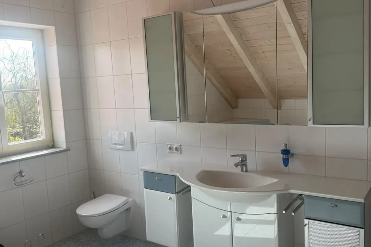 Komplett saniertes Badezimmer mit montierten Möbeln