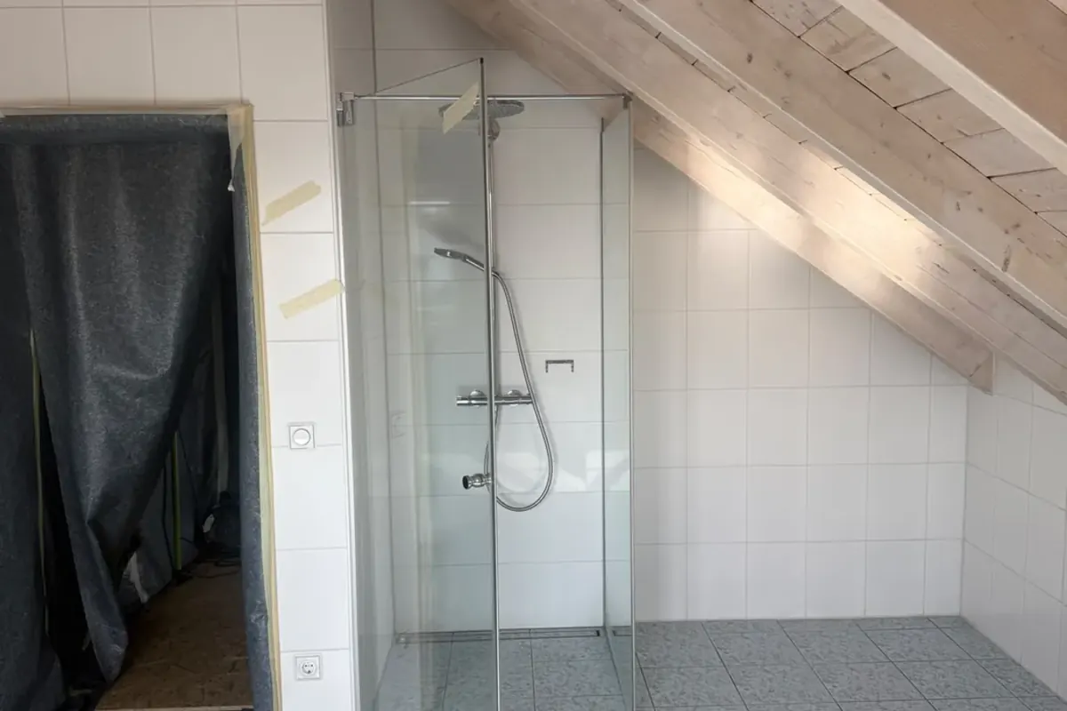 Dachbad mit Glasdusche, Fugen erneuert