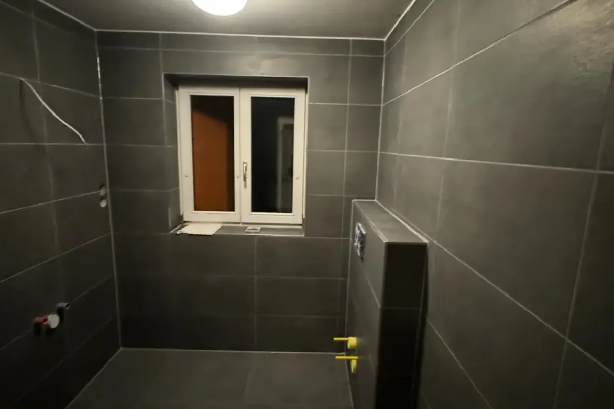 Dusche mit grossformatigen Platten