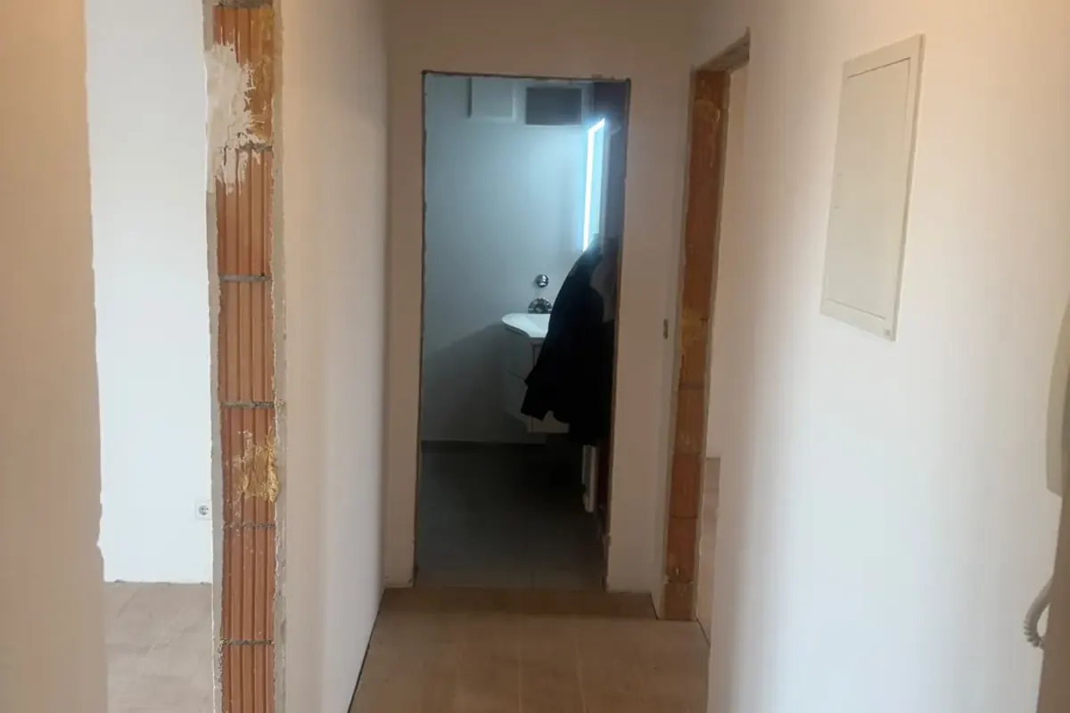 Flur nach Instandstellung und Reinigung