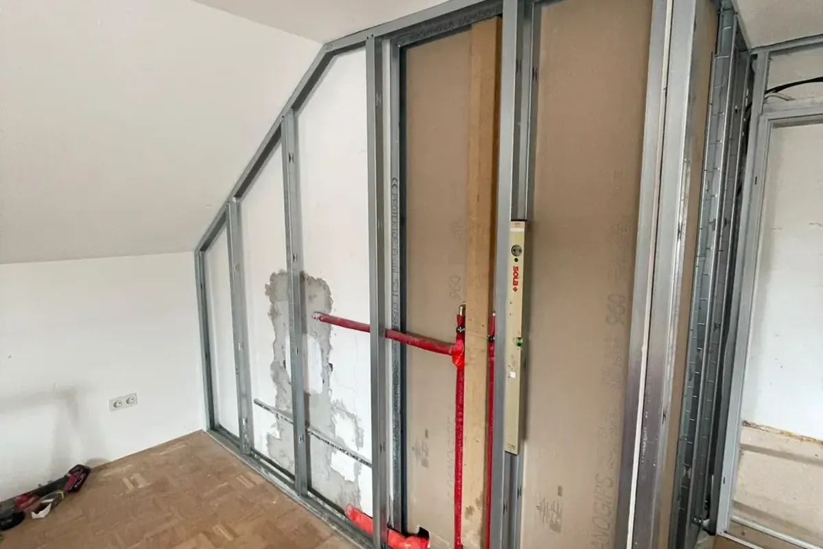Metallständerwand im Aufbau, noch ohne Beplankung