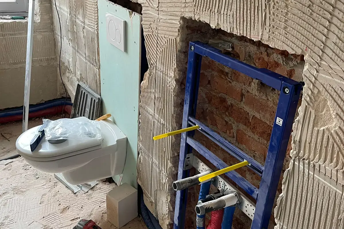 Vorwandinstallation im Bad mit verlegten Leitungen